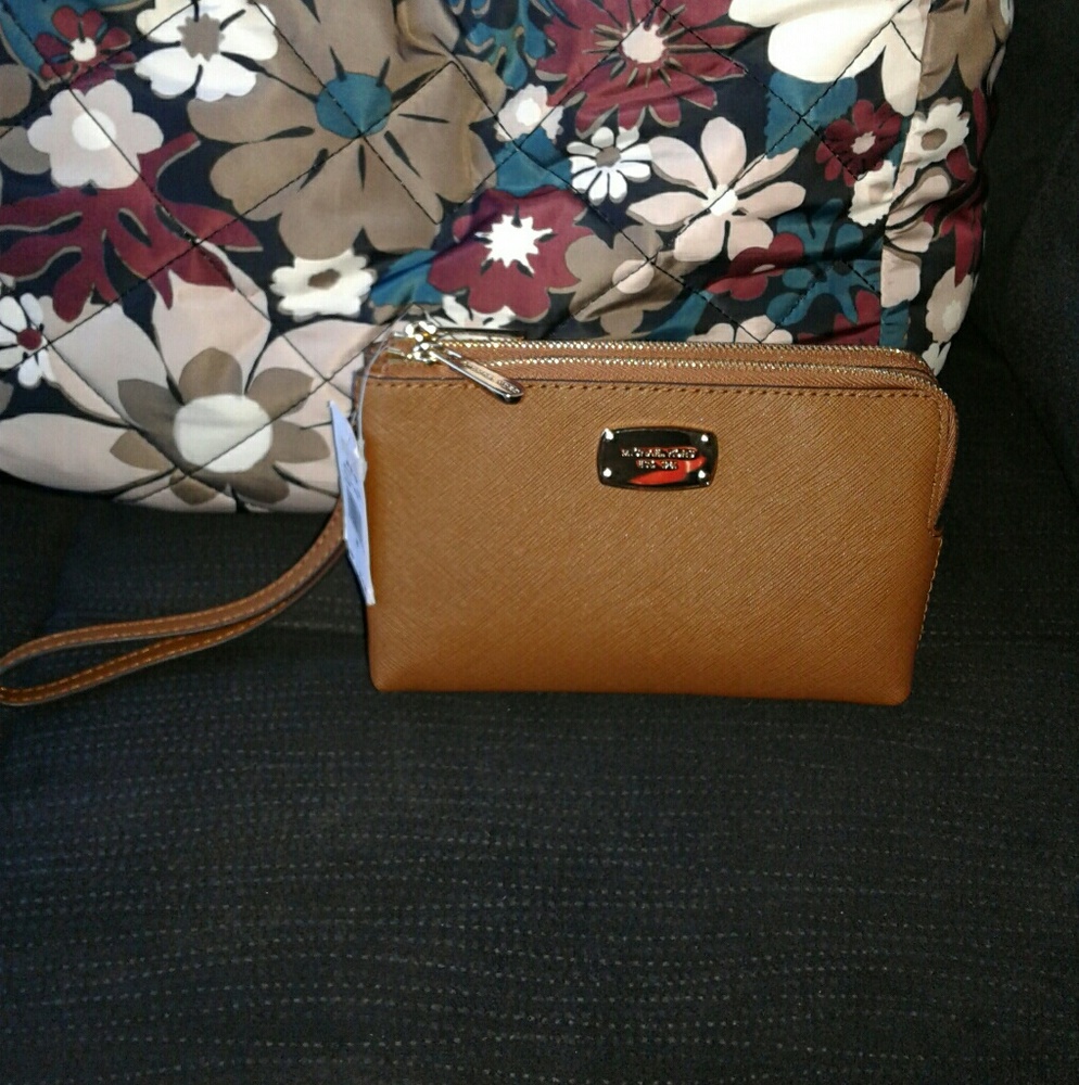 🛇SOLD🛇 Michael Kors Jet Set Dbl Zip Wristlet